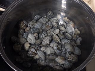 1、辣炒花蛤,在水产点挑选鲜活吐砂干净的花蛤，清水反复冲洗干净后。与凉水一同下锅，不要盖锅盖，用中火加热