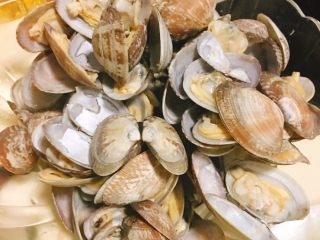 2、辣炒花蛤,水开后约两分钟左右，花蛤受热张开后就快速捞起。加热时没有张开的是死花蛤，挑出扔掉。捞出的花蛤放在一边备用