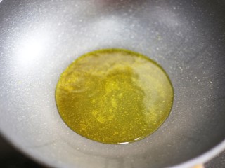 7、超简单的家常素炒西葫芦,热锅热油。