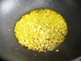 8、超简单的家常素炒西葫芦,放大蒜爆香。