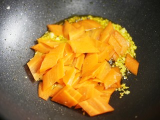 9、超简单的家常素炒西葫芦,加胡萝卜。