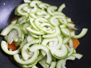 11、超简单的家常素炒西葫芦,翻炒。