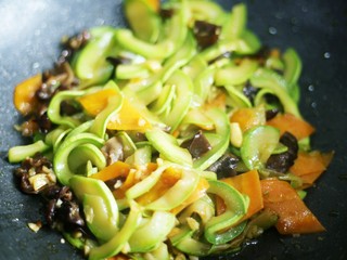 14、超简单的家常素炒西葫芦,加一勺盐,炒匀。