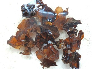 1、耗油木耳炒白菜,木耳清洗一下，用凉水泡发