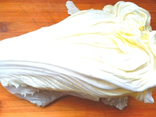 2、耗油木耳炒白菜,取白菜叶清洗干净