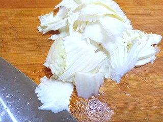 3、耗油木耳炒白菜,用斜刀偏出一片一片的，只取帮，不要叶子