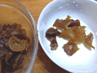 4、耗油木耳炒白菜,木耳泡发好清洗干净，摘去根，撕成小块