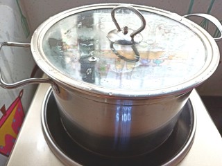 5、耗油木耳炒白菜,起锅烧水