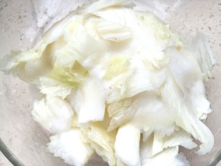 7、耗油木耳炒白菜,过好凉水，挤干水分备用