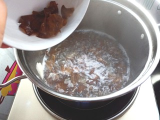 8、耗油木耳炒白菜,木耳摘好，也下水焯一下，焯一分钟即可捞出过凉水