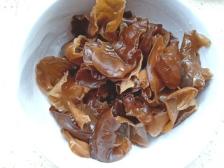 9、耗油木耳炒白菜,过好凉水，挤干水分备用