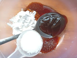 11、耗油木耳炒白菜,取碗调汁:一勺生抽，一勺半耗油，一勺半淀粉，少许盐，味精，糖，