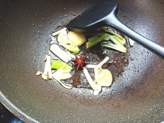 14、耗油木耳炒白菜,下大料炒出香味，在下葱姜爆香