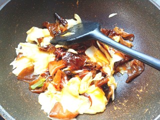 16、耗油木耳炒白菜,加入料子翻炒