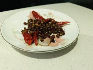 2、干煸豇豆,辣椒,花椒,待用