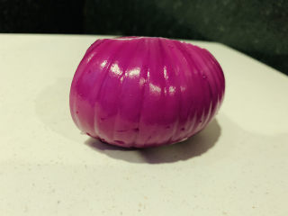 3、干煸豇豆,洋葱洗净,切小块