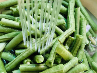 4、干煸豇豆,豇豆折小段,用水再冲洗一遍