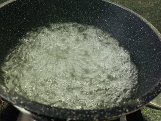 5、干煸豇豆,锅里加水,加少许盐,加少许油,煮开