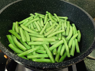 6、干煸豇豆,加入豇豆