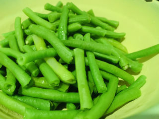 8、干煸豇豆,捞起,先盛碗里