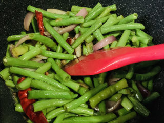16、干煸豇豆,翻炒均匀调料