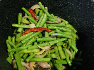 17、干煸豇豆,起锅