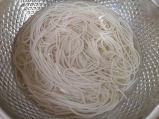 1、大白菜炖粉条,粉条提前泡软。