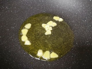 3、大白菜炖粉条,大蒜切成片，炒锅内倒适量的食用油烧热，下入蒜片炒香。