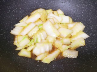 5、大白菜炖粉条,加入鲜贝露调味汁翻炒均匀。