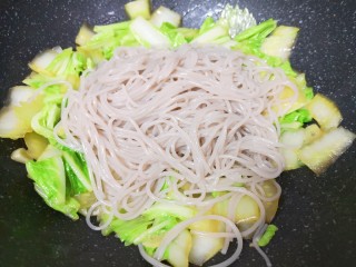 8、大白菜炖粉条,下入粉条翻炒均匀。