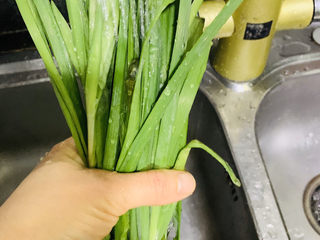 2、韭菜炒豆芽,韭菜叶子多的用水冲洗的时候要一根根掰开洗净，有黄叶仔细去掉；