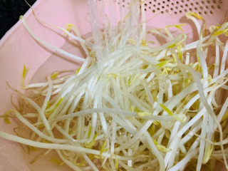 5、韭菜炒豆芽,豆芽用水清洗干净；