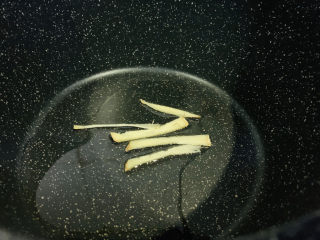 11、韭菜炒豆芽,下姜丝，大火炒香姜丝；