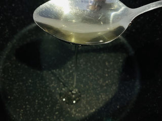 10、韭菜炒豆芽,锅里下油；