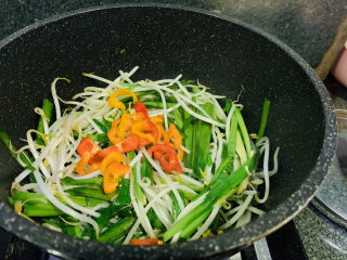 16、韭菜炒豆芽,继续大火再翻炒；