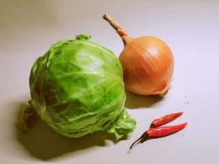 1、爆炒卷心菜,卷心菜 洋葱 红尖椒