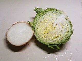 2、爆炒卷心菜,取下需要量  其余做其他菜使用