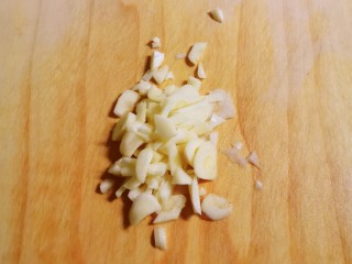 3、爆炒卷心菜,蒜切碎