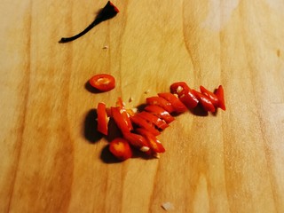 4、爆炒卷心菜,红尖椒切圈