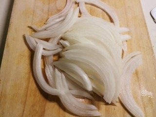 5、爆炒卷心菜,洋葱切丝