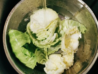 6、爆炒卷心菜,卷心菜一片片撕下来便于清洗