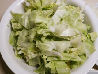 7、爆炒卷心菜,切小块备用