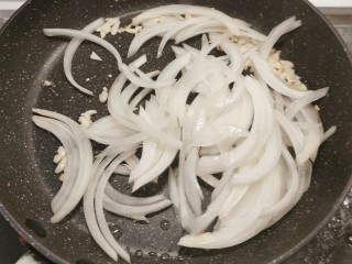 10、爆炒卷心菜,放入洋葱翻炒出香味