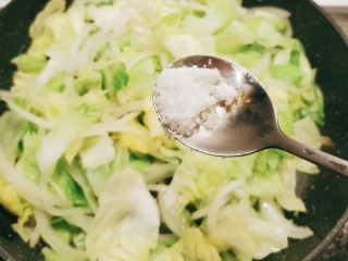 13、爆炒卷心菜,放入白糖 快速翻炒