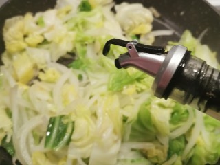 14、爆炒卷心菜,倒入芝麻油增香