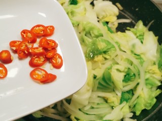 15、爆炒卷心菜,放入红尖椒 翻拌均匀关火