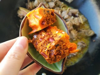 8、麻辣鸡公煲,放入火锅底料