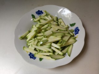 1、西葫芦香干,西葫芦切成条