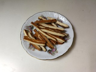 2、西葫芦香干,香干切成条