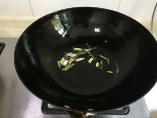 4、西葫芦香干,热锅凉油放入葱煎出香味